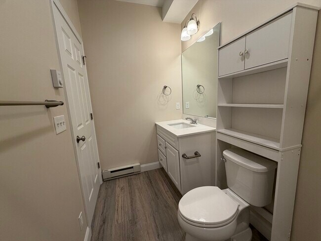 Building Photo - 129 Kenoza Ave