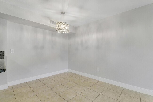 Building Photo - 171 SW Palm Dr