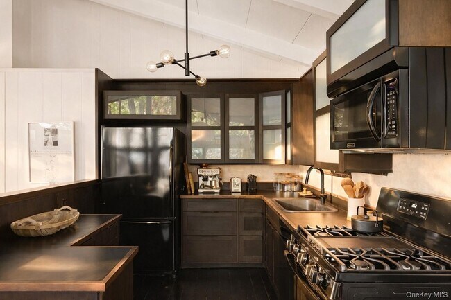 Building Photo - 15 Lake View Ct