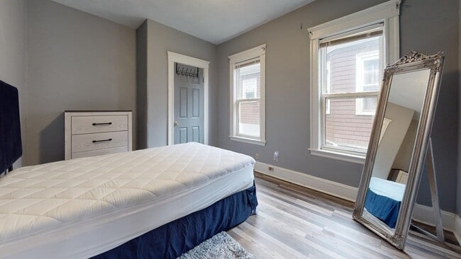 Building Photo - 12 Bentham Rd