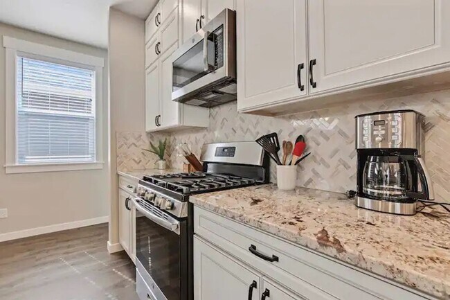 Building Photo - Beautiful 3 bedroom Single Level Home _ Pe...