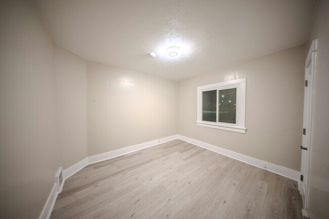 Building Photo - 520 E 300 S