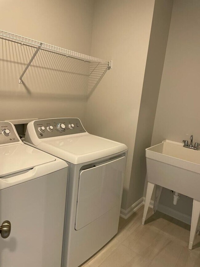 Building Photo - **OFFERING REFUNDABLE APPLICATION FEES** Stunning Newly Built 3BD, 2.5BA Raleigh Townhome in an H...