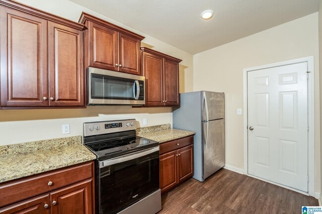 Building Photo - 605 Clover Cir