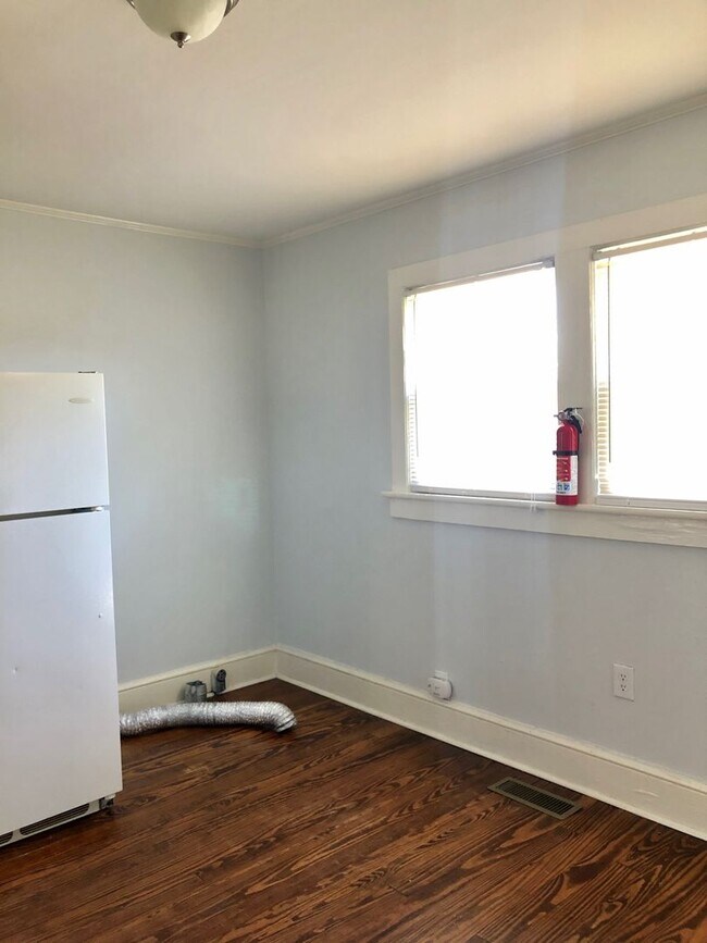 Building Photo - Adorable Bungalow with 2BR/1BA in Greer - desirable neighborhood in Greenville County - close to ...