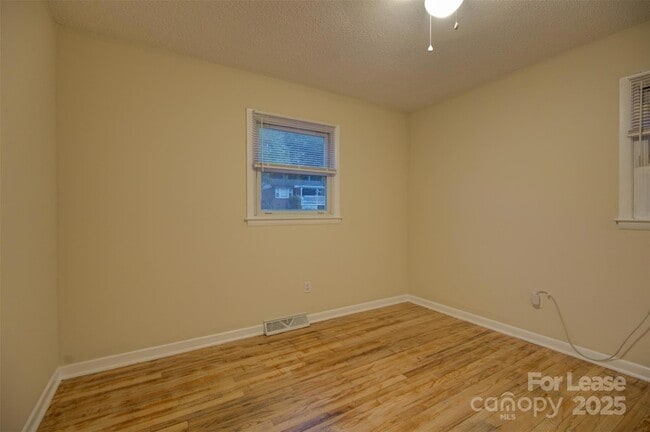 Building Photo - 421 E McLelland Ave