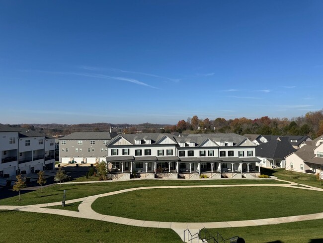 Building Photo - Great Luxury Townhome