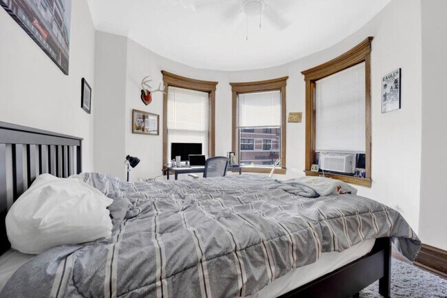 Building Photo - 3 bedroom in Chicago IL 60613