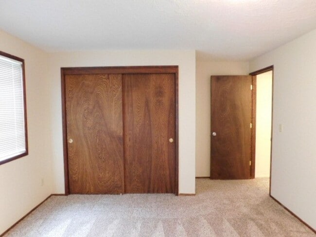 Building Photo - 3Bd/2Ba Single Story House - Available to ...