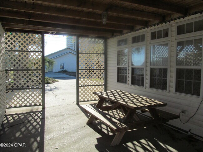 Building Photo - 5104 Beach Dr