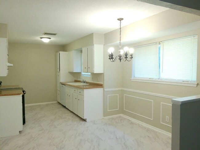 Building Photo - 4622 Newbury Ln