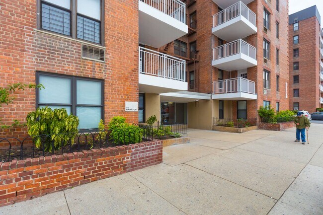 Building Photo - 3205 Emmons Ave