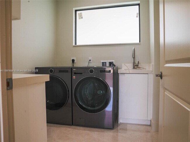 Building Photo - 8410 SW 65th Ave