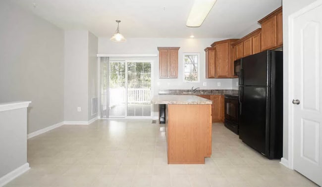 Building Photo - Beautiful End-Unit Townhome in Tanyard Spr...