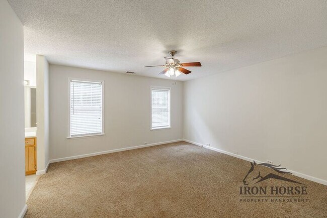 Building Photo - 335 Oak Meadows Dr