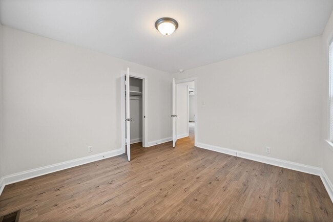 Building Photo - Renovated 2 bedroom home for rent Near Downtown Clarksville!