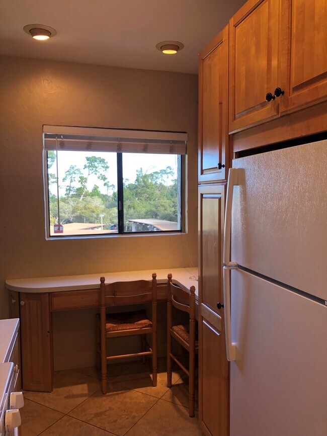 Building Photo - Great 2 bedroom condo, all utilities included, walking distance to Naval Postgraduate School and MPC
