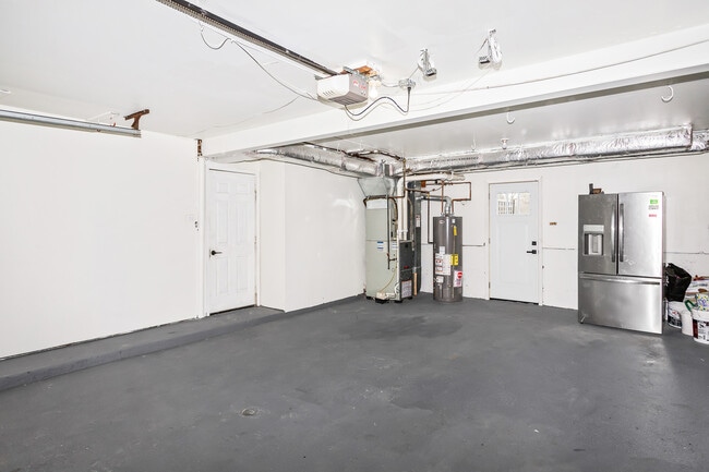 Building Photo - 1034 Forest Ln