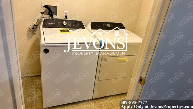 Building Photo - 50% off on the first full month's rent if the move-in occurs by 5/31.