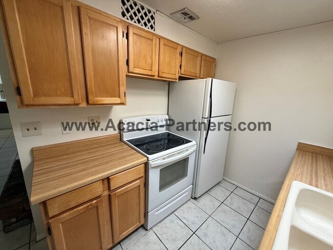 Building Photo - Eastside 3 Bedroom 2 Bath