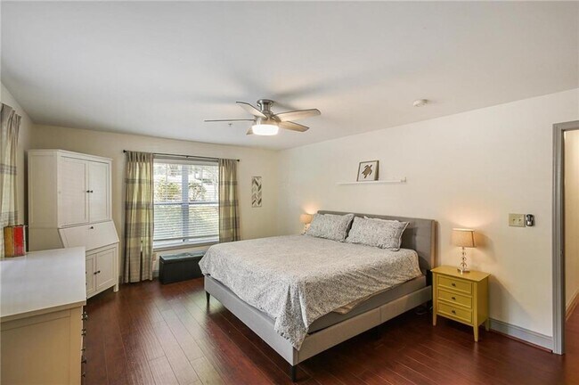 Building Photo - 1002 Madison Ln S E