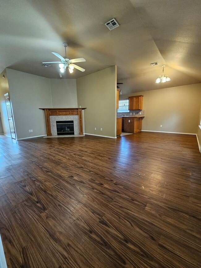 Building Photo - (3) Bed/(2) Bath in S Moore Avail NOW! Pet...