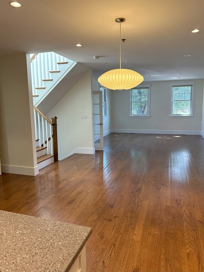 Building Photo - 4 Montague St