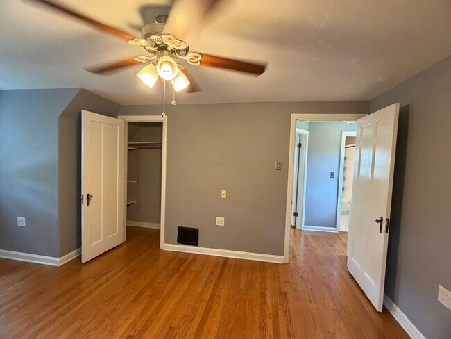 Building Photo - 4158 St Lawrence Ave
