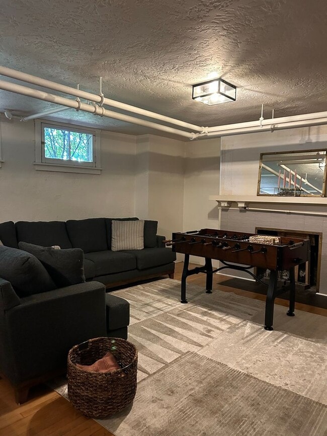 Building Photo - 6 Bed/2.5 Bathroom house in Provo!