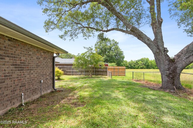 Building Photo - 116 Longfellow Dr