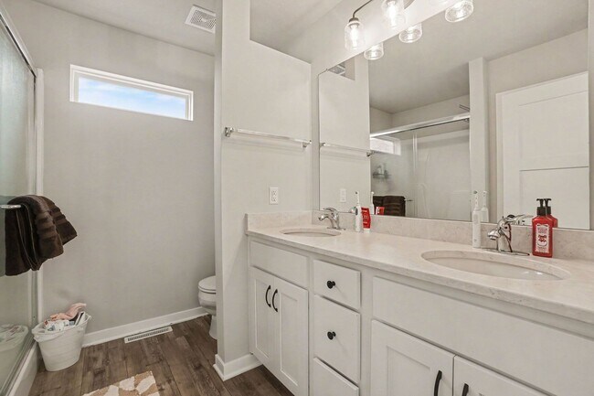 Building Photo - Beautiful Bellevue Home Close to Offutt AFB