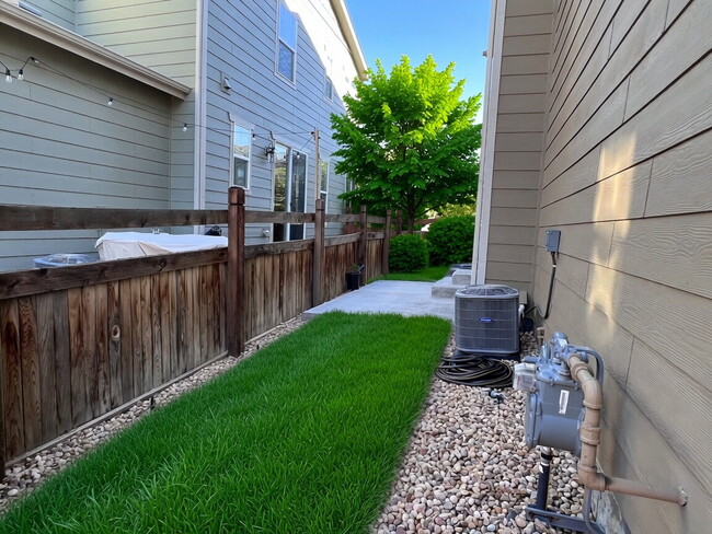 Building Photo - Beautifully Maintained 4BR/3.5BA Townhome with Finished Basement in Prime Aurora Location w/2-Car...