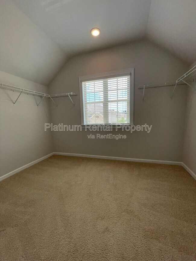 Building Photo - 1825 Dahlia Dr