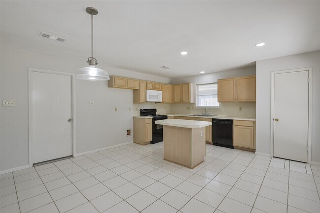 Building Photo - 2311 Old Oak Ln