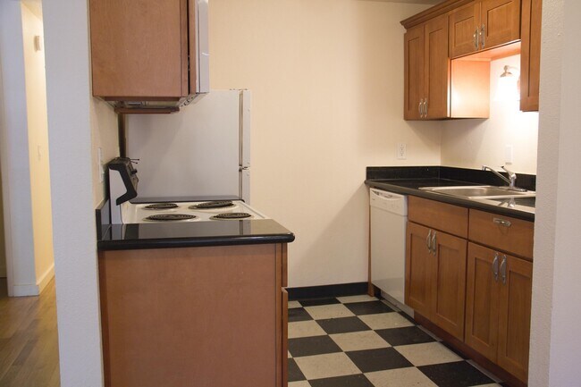 Building Photo - Brand new s/s appliances! Granite counters, off street parking, all dogs welcome!