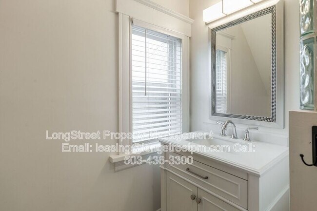 Building Photo - 536 NE San Rafael St