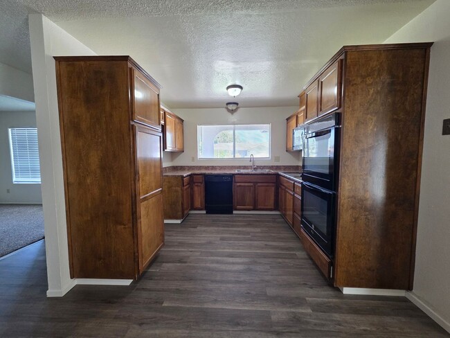 Building Photo - 7217 Cranbrook Ave