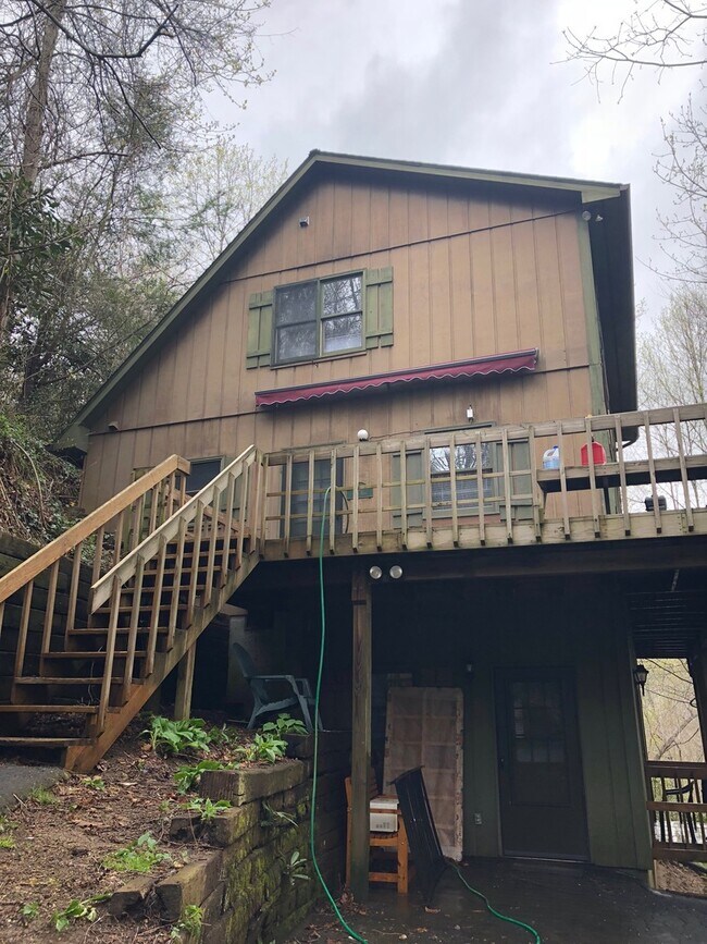 Building Photo - **SCHOOL YEAR RENTAL-TWO STUDENT MAX** AVAILABLE MID-AUGUST TO MID-MAY