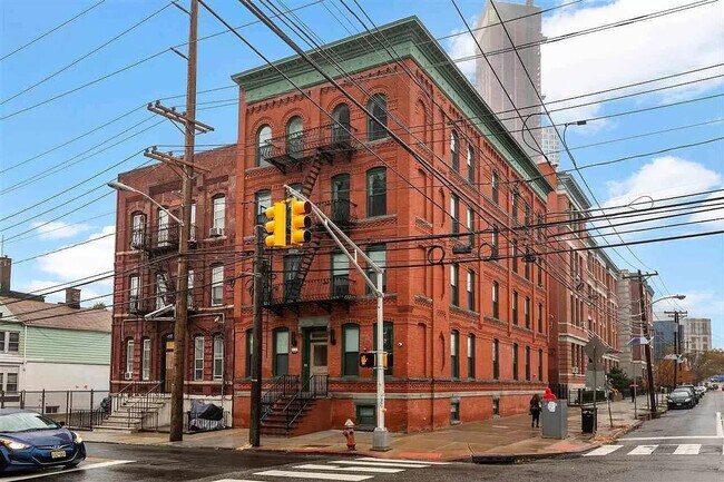 Building Photo - 267 Baldwin Ave