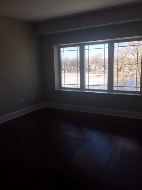 Building Photo - 728 N Diamond Lake Rd