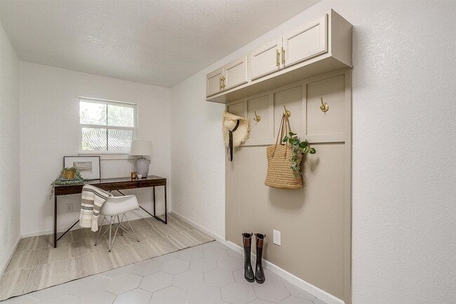 Building Photo - 1701 Larkspur Dr