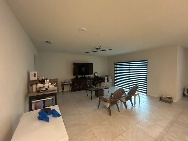 Building Photo - Beautiful and spacious 5/3 Kissimmee