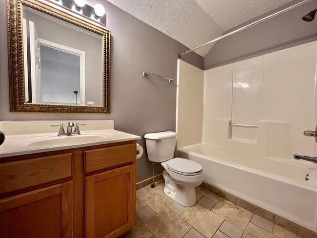 Building Photo - 3 Bed, 2.5 Bath Home w/ 2 Car Garage and Bonus Room