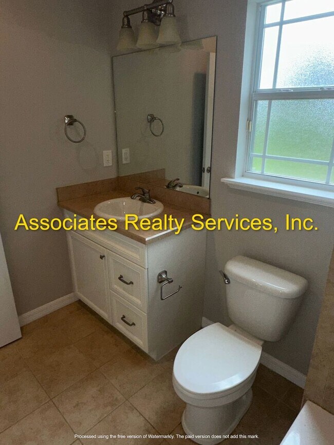 Building Photo - Sublease!   Lovely End Unit in Villas of West End LOOK!