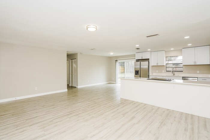 Building Photo - 3409 Silver Palm Dr