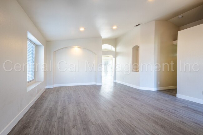 Building Photo - 3 Bedroom/2 Bath Home in the Southwest - $2295 Per Month!