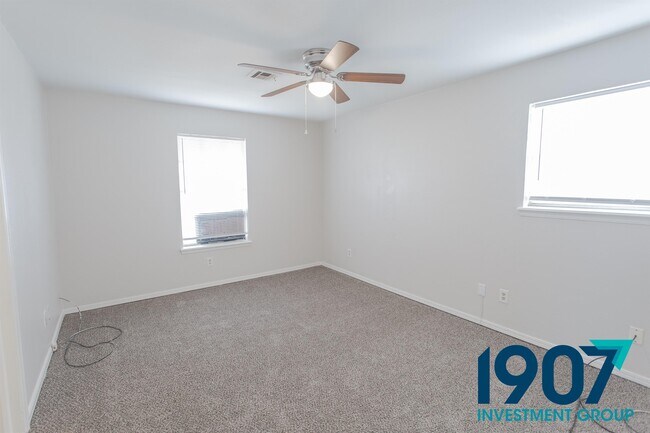 Building Photo - 1524 Oakcliff Rd