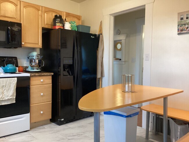 Building Photo - Cute 3 bedrooms, 2 baths walking distance to Greenlake