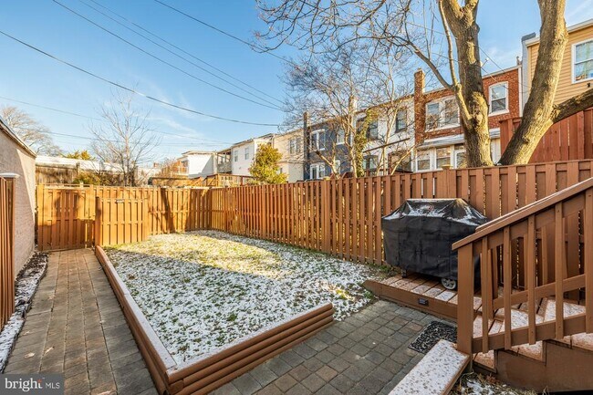 Building Photo - 912 I St NE