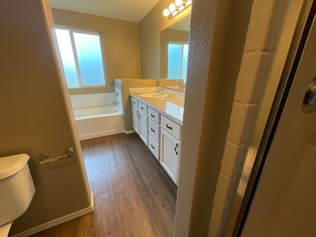 Building Photo - 5 Bedroom Home on 5 Acres!